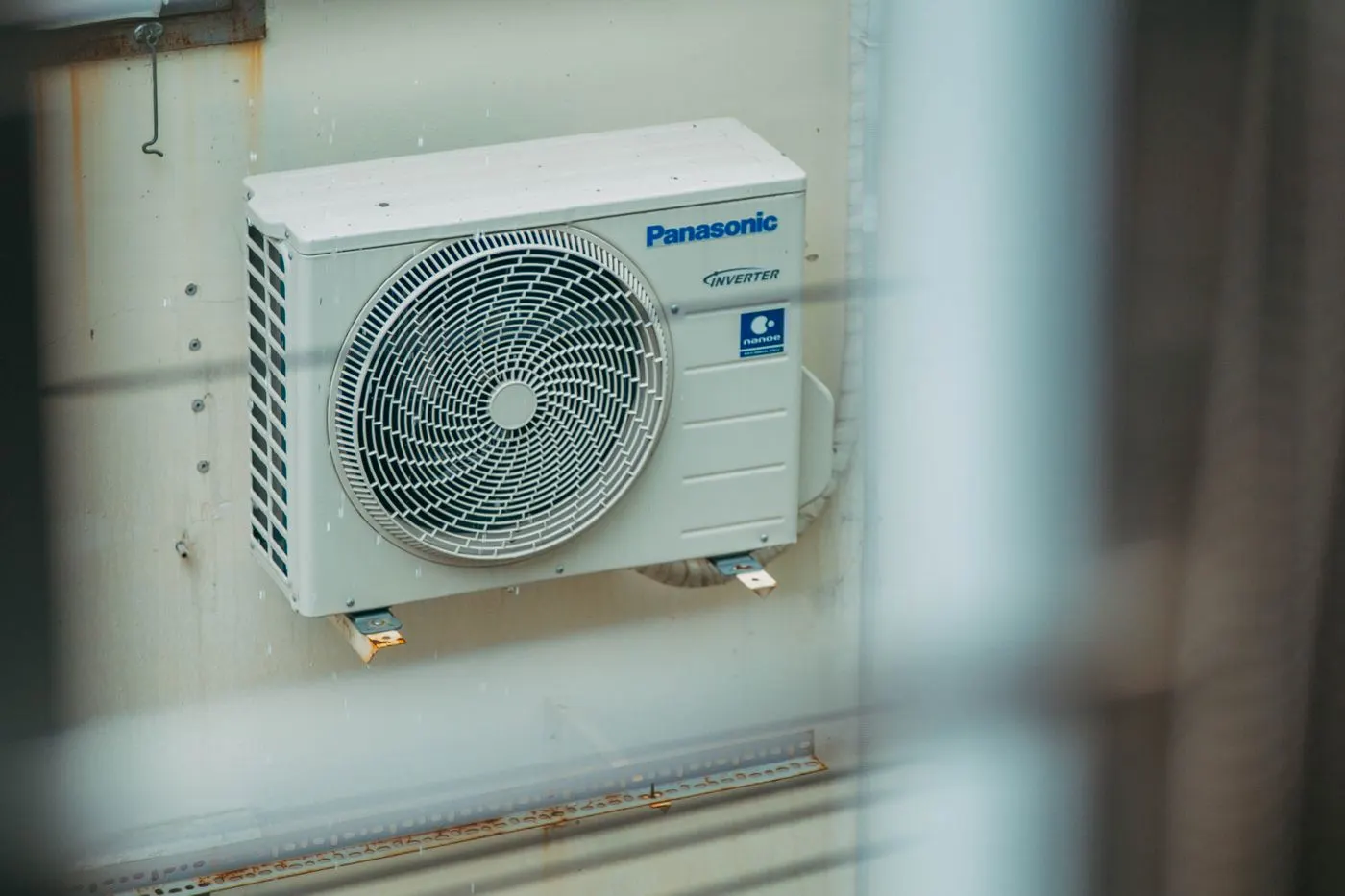 Hybrid (dual-fuel): a heat pump with gas furnace backup Hybrid (dual-fuel): a heat pump with gas furnace backup
