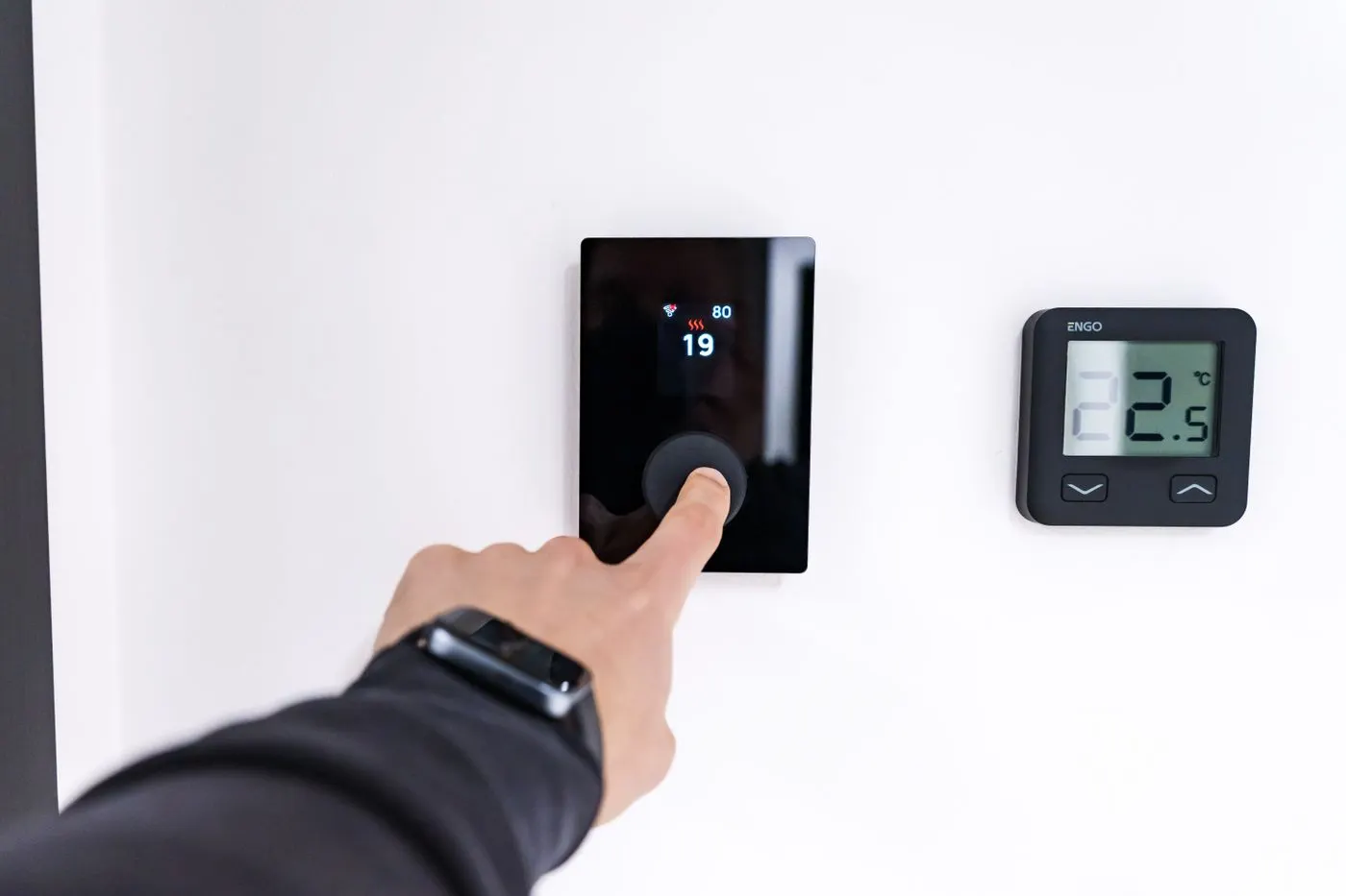 Compatibility: C-wire, two-stage systems and heat pumps Compatibility: C-wire, two-stage systems and heat pumps